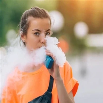 Este fumul expirat din țigările electronice dăunător?